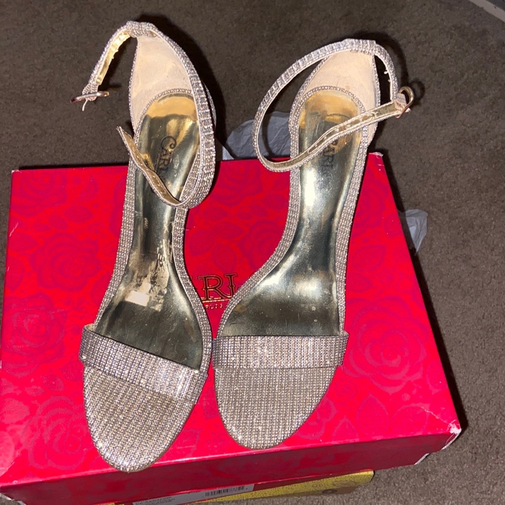 Great condition. A lil smudge on left heel